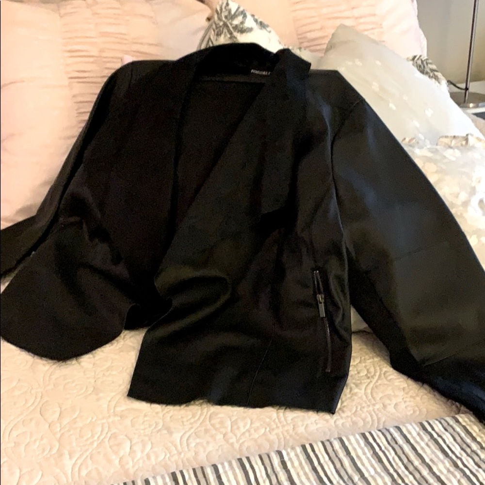 Black leather jacket. Stylish and only worn 1x.